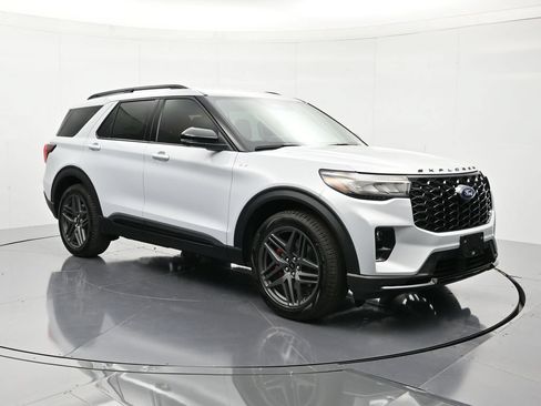 New 2026 Ford Explorer ST-Line w/ ST-Line Street Pack RWD image 3