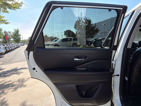 Certified 2024 Nissan Pathfinder Platinum w/ Black Appearance Package AWD/4WD image 23