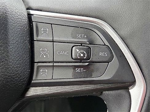 Used 2024 Jeep Grand Cherokee Laredo X image 20