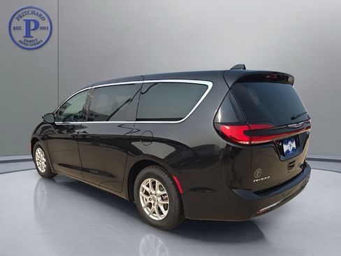 Used 2023 Chrysler Pacifica Touring-L FWD image 5