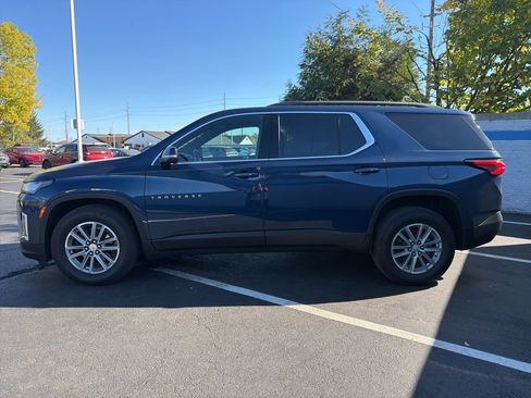 Used 2023 Chevrolet Traverse LT image 2