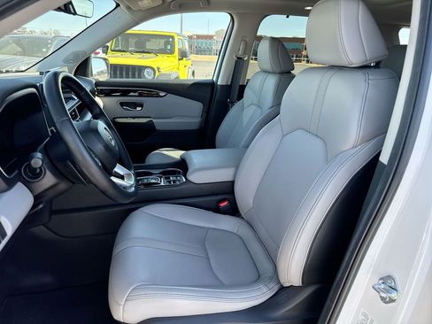 Used 2025 Honda Pilot Touring image 11