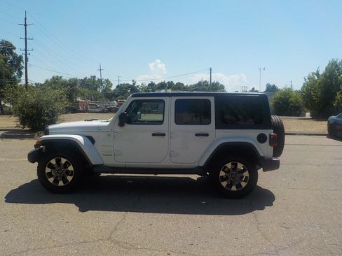 Used 2018 Jeep Wrangler Unlimited Sahara AWD/4WD image 3