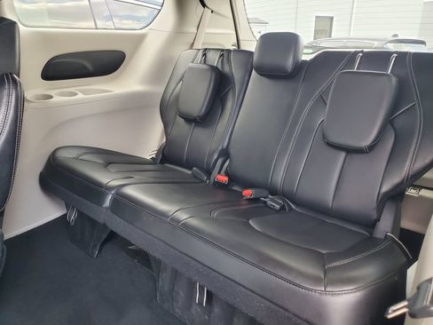 Used 2024 Chrysler Pacifica Touring-L FWD image 28