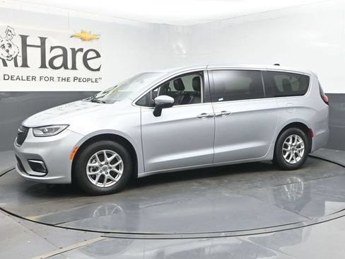 Used 2023 Chrysler Pacifica Touring-L FWD image 33