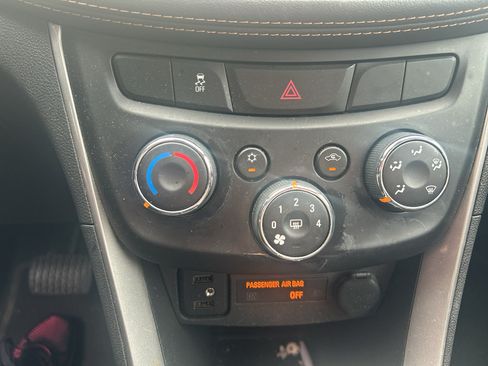 Used 2020 Chevrolet Trax LT w/ LT Convenience Package FWD image 16