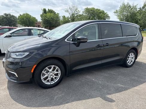 Used 2023 Chrysler Pacifica Touring-L FWD image 2