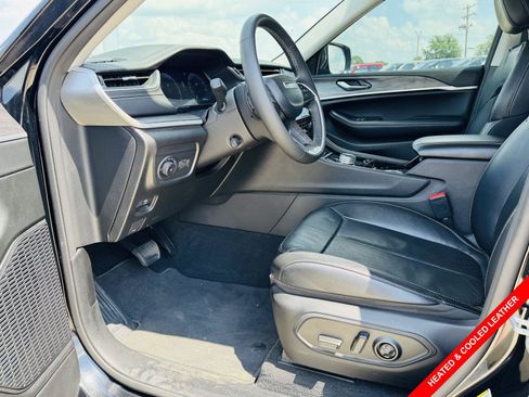 Used 2023 Jeep Grand Cherokee Limited w/ Luxury Tech Group II AWD/4WD image 3