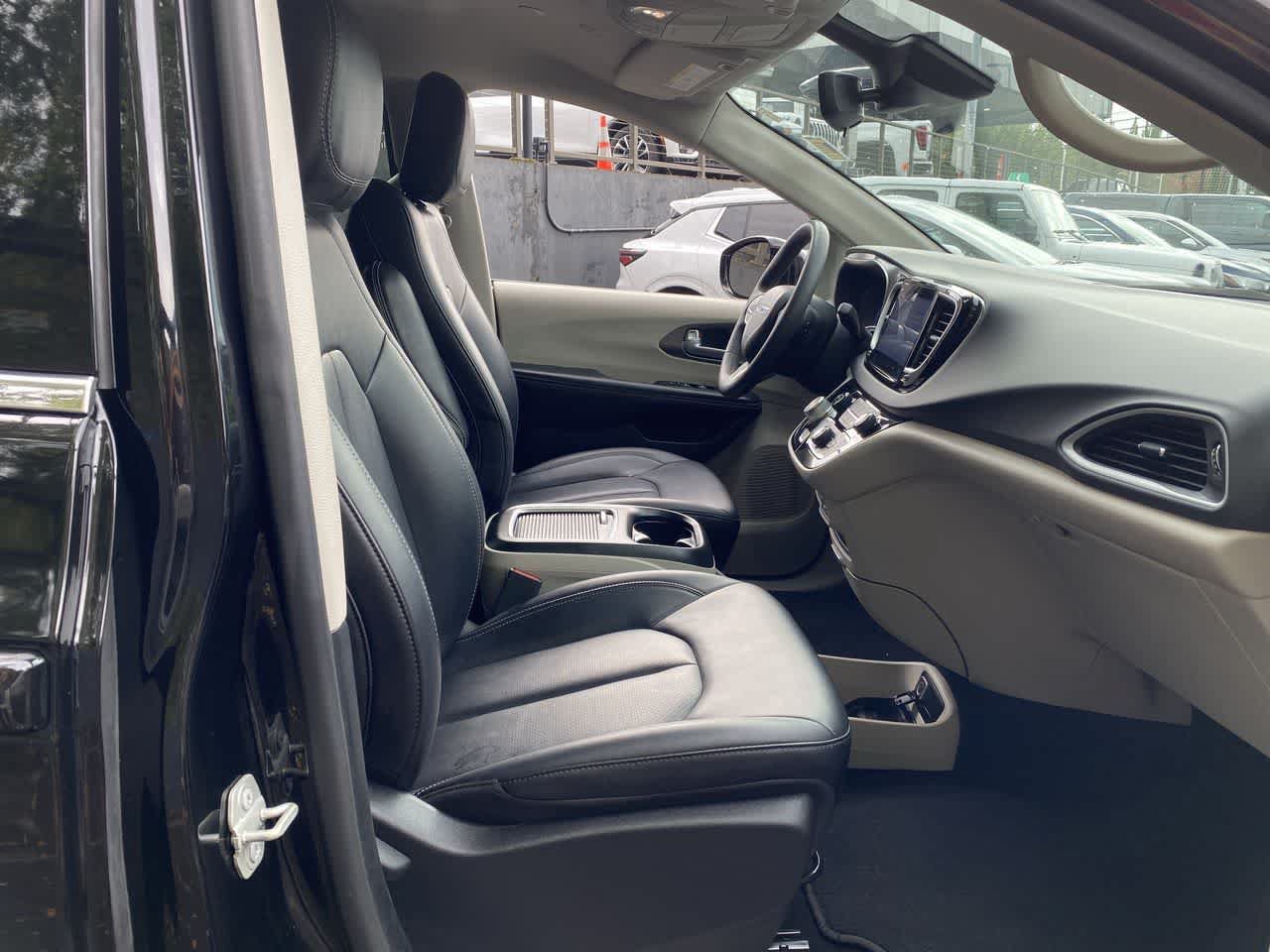 Used 2024 Chrysler Pacifica Touring-L FWD image 18