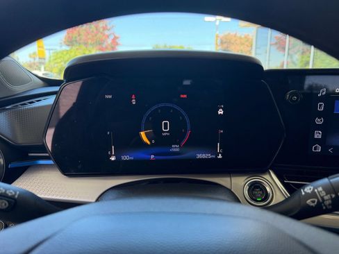Used 2025 Chevrolet Trax LT FWD image 39