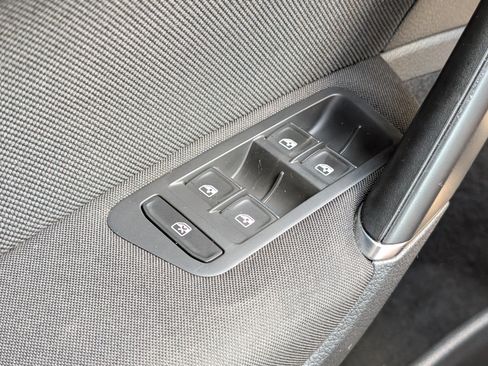 Used 2017 Volkswagen Golf 4-Door FWD image 25