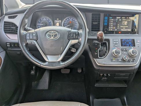 Used 2017 Toyota Sienna Limited FWD image 21