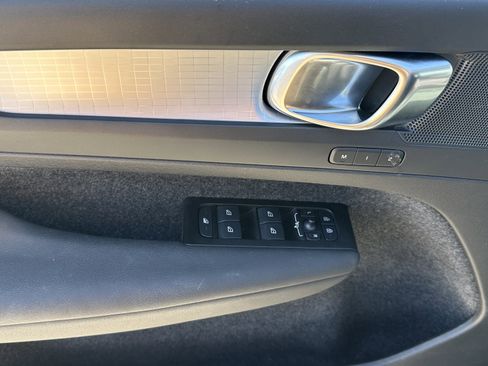 Used 2022 Volvo XC40 T5 Momentum w/ Premium Package image 17