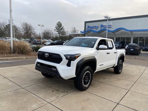 Used 2025 Toyota Tacoma SR5 image 4