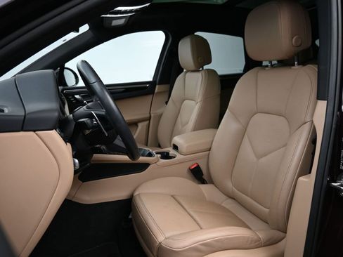 Certified 2025 Porsche Macan AWD/4WD image 5