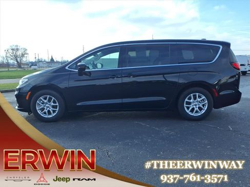 Used 2024 Chrysler Pacifica Touring-L FWD image 4