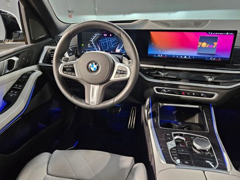 Used 2025 BMW X5 xDrive40i w/ M Sport Package AWD/4WD image 9