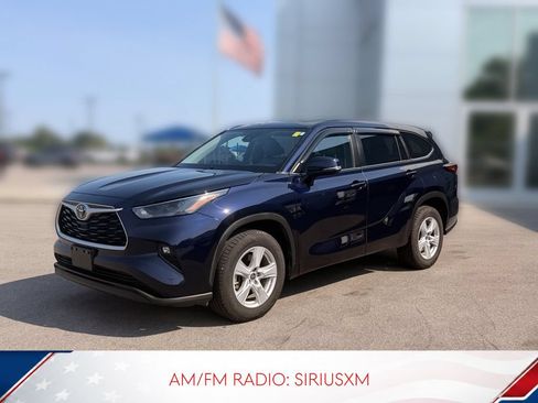 Used 2023 Toyota Highlander LE FWD image 2