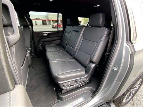 Used 2025 Chevrolet Suburban Z71 image 21