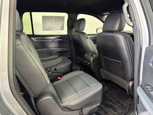 Used 2026 GMC Acadia AT4 w/ Luxury Package AWD/4WD image 5