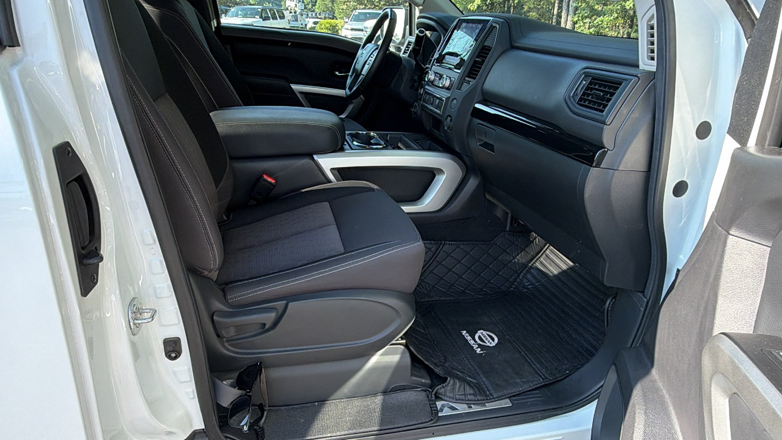 Used 2024 Nissan Titan SV AWD/4WD image 21