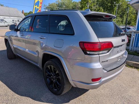 Used 2018 Jeep Grand Cherokee Altitude AWD/4WD image 4