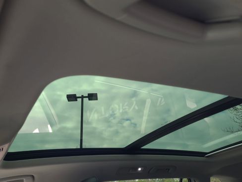 Used 2019 Volkswagen Tiguan SE image 15