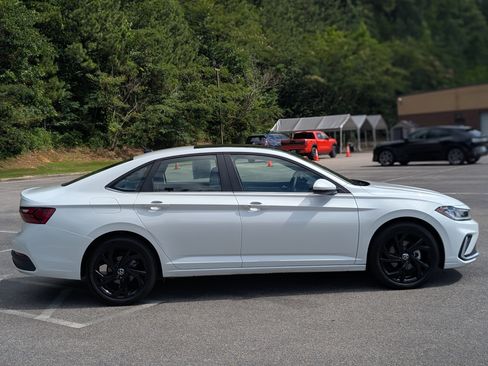 Used 2025 Volkswagen Jetta SE w/ Sunroof Package FWD image 10