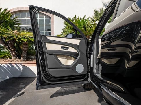 Used 2025 Bentley Bentayga V8 image 13