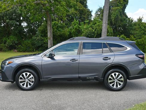 Used 2022 Subaru Outback Premium image 2