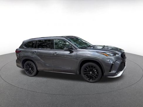 Used 2025 Toyota Highlander XSE AWD/4WD image 2