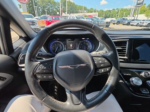 Used 2020 Chrysler Pacifica Touring-L w/ Advanced Safetytec Group FWD image 21