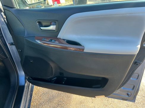 Used 2015 Toyota Sienna Limited image 15