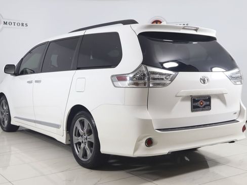 Used 2018 Toyota Sienna SE FWD image 4
