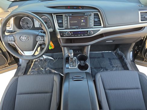 Used 2017 Toyota Highlander Plus AWD/4WD image 9