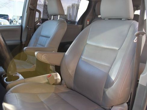 Used 2018 Toyota Sienna Limited image 30