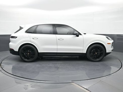 Certified 2025 Porsche Cayenne AWD/4WD image 23