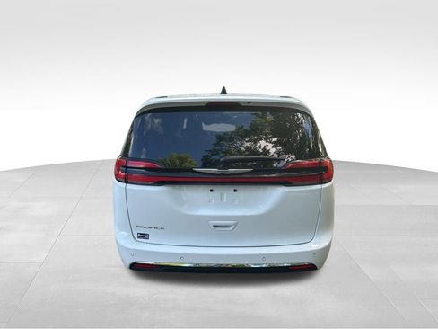 Used 2024 Chrysler Pacifica Touring-L FWD image 4