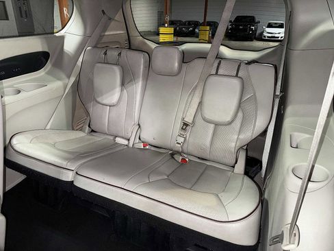 Used 2019 Chrysler Pacifica Limited image 18