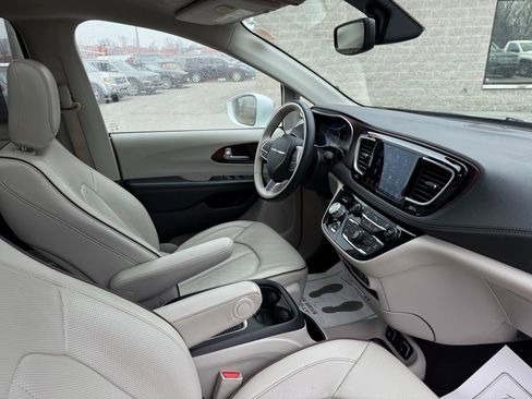 Used 2020 Chrysler Pacifica Limited image 25