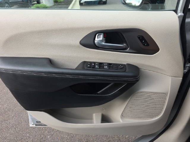 Used 2024 Chrysler Pacifica Touring-L FWD image 18