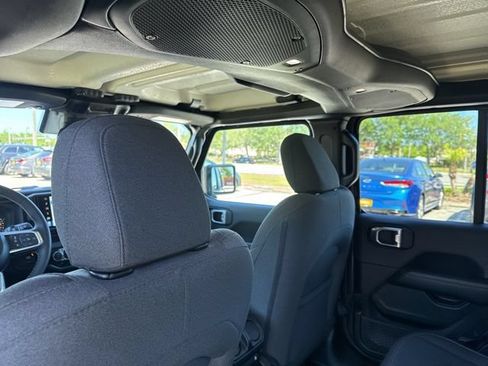 Used 2025 Jeep Wrangler Unlimited Sahara AWD/4WD image 19