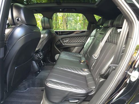 Used 2020 Bentley Bentayga Plug-In Hybrid image 16