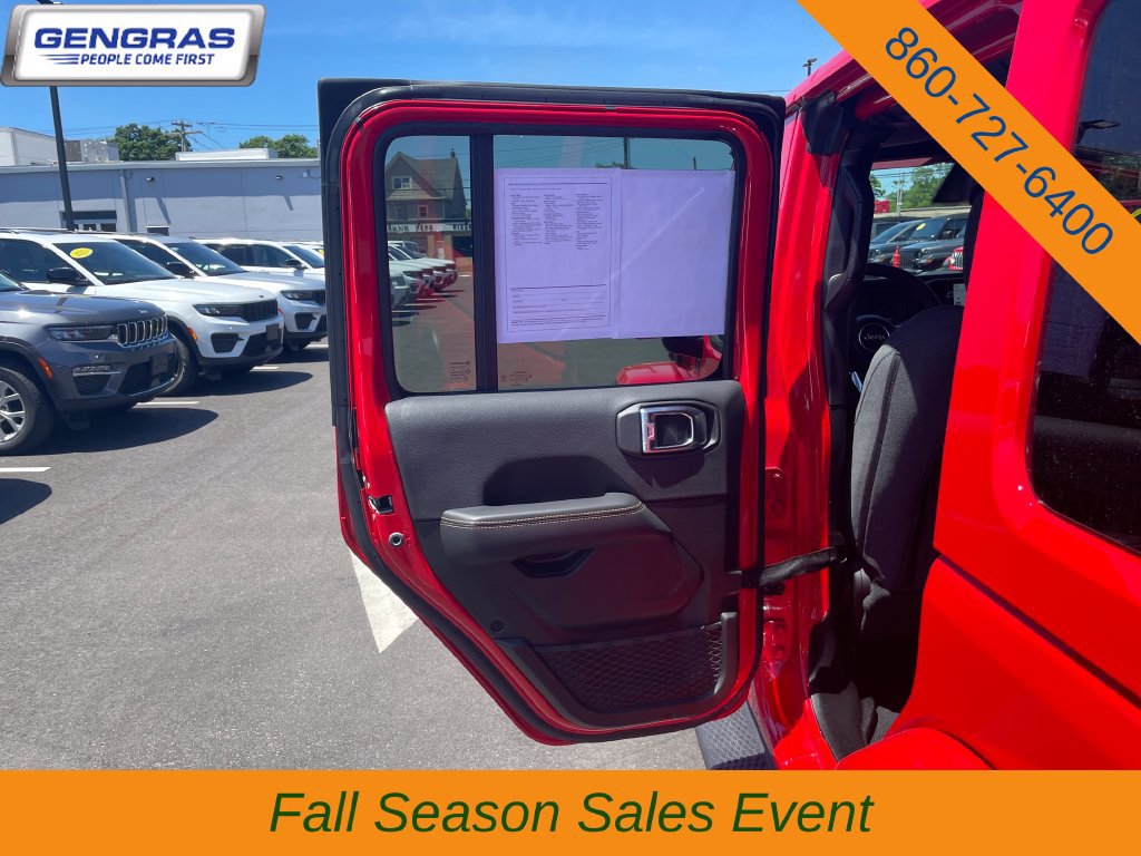 Used 2025 Jeep Wrangler Unlimited Sahara AWD/4WD image 30