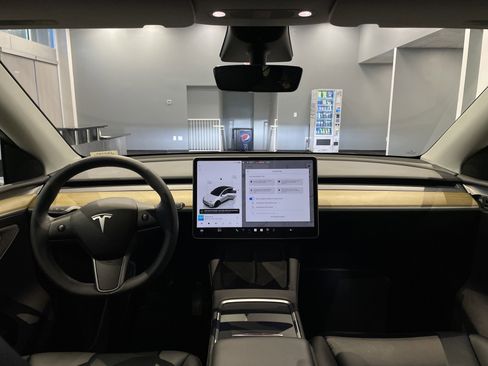 Used 2023 Tesla Model Y AWD image 33