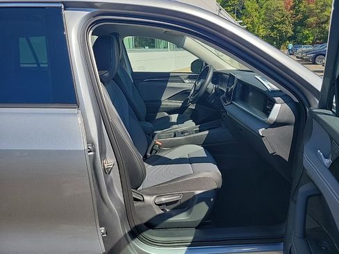 New 2025 Volkswagen Tiguan SE image 42