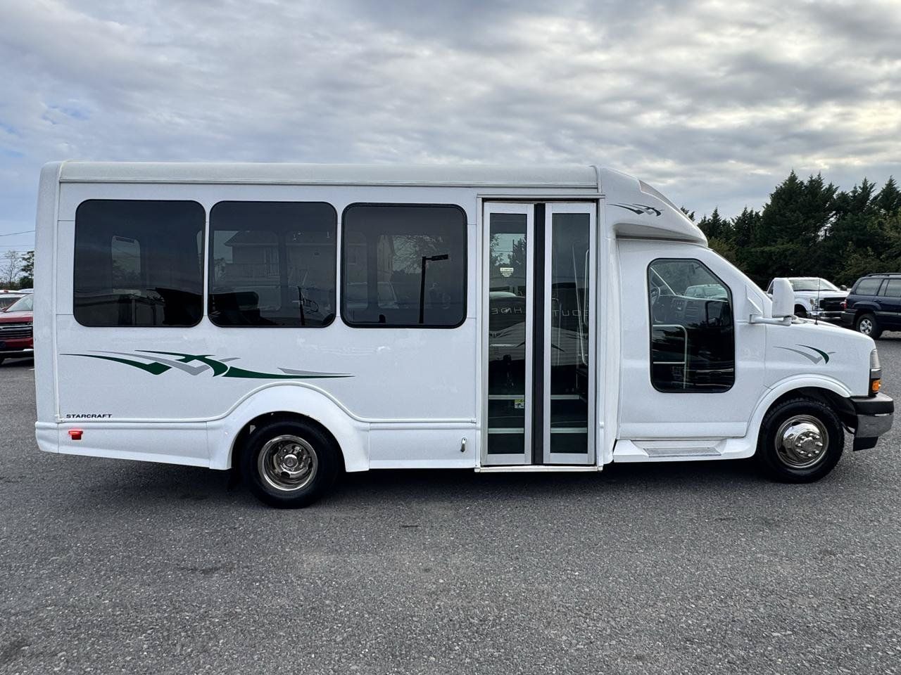 Used 2020 Chevrolet Express 3500 w/ Shuttle Bus Package RWD image 4