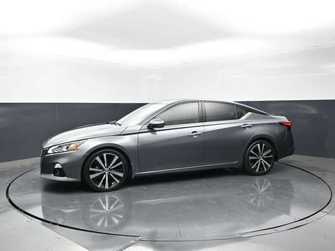 Used 2020 Nissan Altima 2.0 Platinum FWD image 3