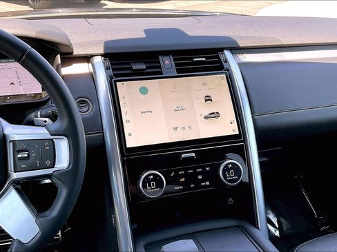 Used 2024 Land Rover Discovery Dynamic SE AWD/4WD image 6