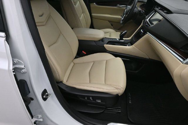 Used 2017 Cadillac XT5 Luxury w/ Driver Awareness Package AWD/4WD image 11